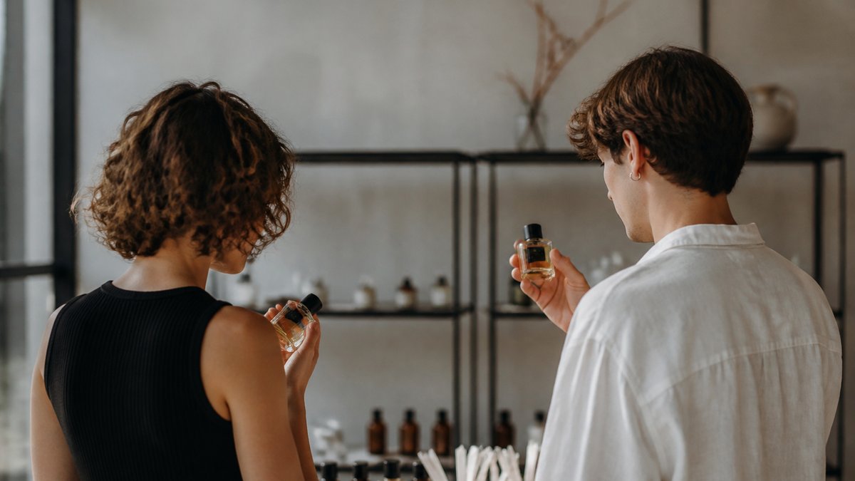 C’est quoi un parfum unisexe ? Définition et exemples de fragrances mixtes