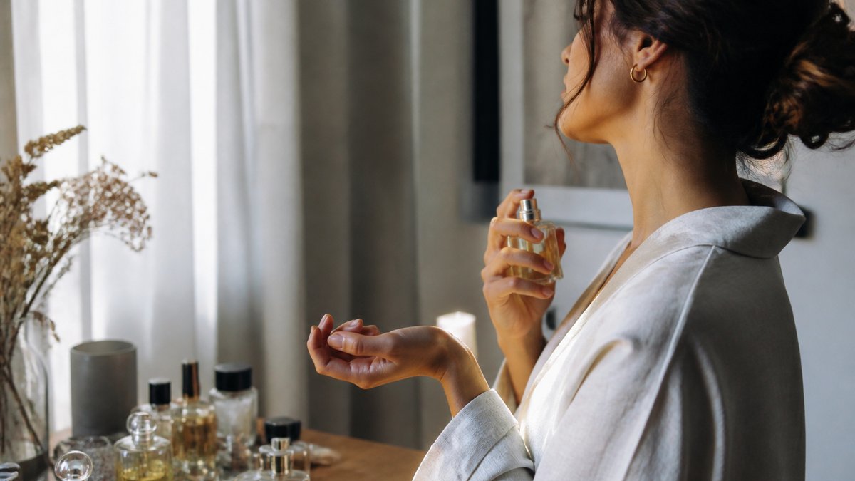 Pourquoi certains parfums tiennent-ils plus longtemps que d&rsquo;autres?